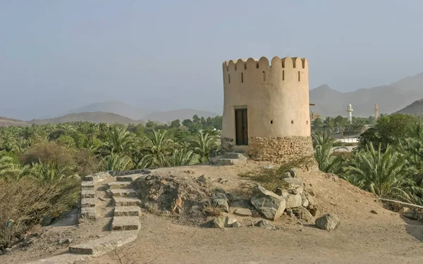 Una Torre Avvistamento Pietra Che Domina Villaggio Badiyah Bidiyah Nell — Foto Stock