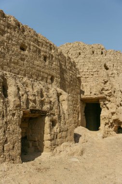 Al Bithnah Kalesi 'nin içi, BAE' nin Fujairah kentindeki Bithnah köyünün yakınlarındaki Wadi Ham 'da bulunan geleneksel bir kaya, mercan ve çamur tuğlası istihkamı. Kale 18. yüzyıla dayanıyor ve 2008 'de restore edildi..