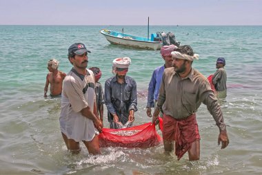 FUJAIRAH, BAE - 5 Mayıs 2004: Birleşik Arap Emirlikleri 'nin Fujairah plajındaki balıkçılar.