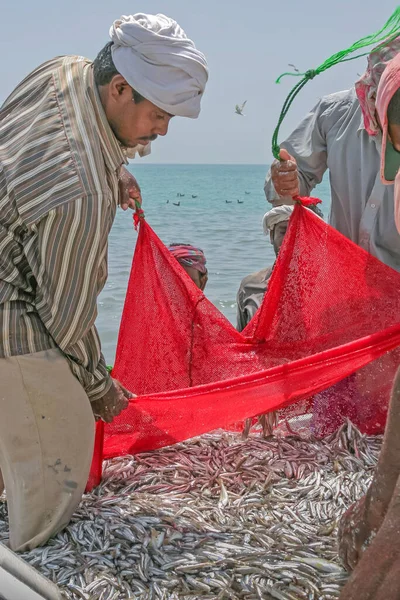 Fujairah Uae May 2004 Fishermen Catch Beach Fujairah United Arab — Stock Photo, Image
