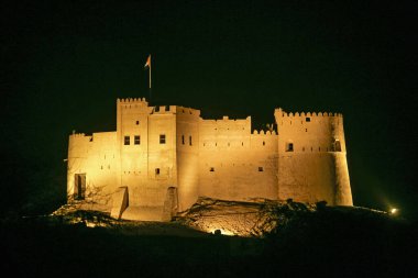 Fujairah Kalesi, BAE 'de aynı ismin emirliğinde, geceleri sel basar.