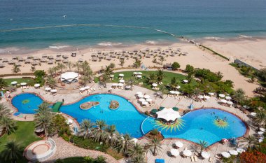FUJAIRAH, BAE - 2 Haziran 2006: Le Meridien Al Aqah Beach Resort 'taki yüzme havuzu, BAE' deki Fujairah 'da lüks bir otel.