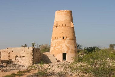El Cezire El Hamra 'da bir gözetleme kulesi, Birleşik Arap Emirlikleri' nde Ras El Khaimah şehrinin güneyinde bir kasaba. Terk edilmiş evler ve diğer binalar koleksiyonuyla tanınır..
