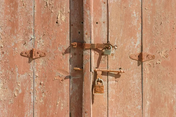 Λεπτομέρεια Από Μια Πόρτα Και Κλειδαριές Στο Jazirat Hamra Μια — Φωτογραφία Αρχείου