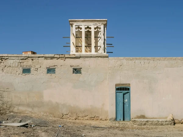 Ein Altes Gebäude Und Ein Windturm Jazirat Hamra Einer Stadt — Stockfoto