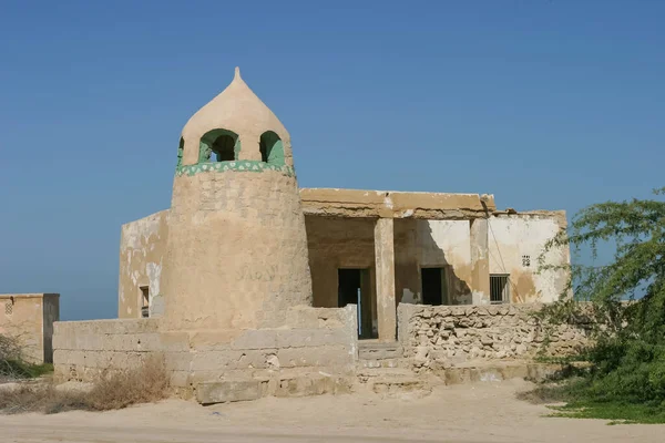 Una Antigua Mezquita Jazirat Hamra Una Ciudad Sur Ciudad Ras Imagen de stock