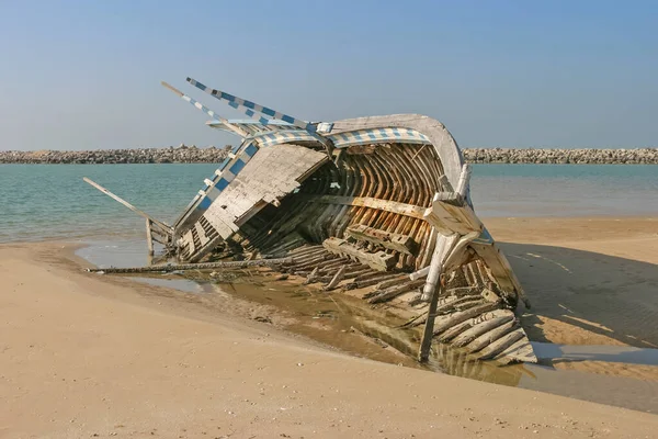 单桅帆船最后休息的地方在 Maarid 海滩上 哈伊马角酋长国阿拉伯联合酋长国 — 图库照片