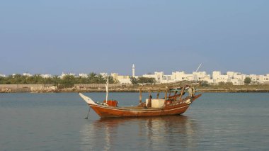 Akşamları Ras al Khaimah 'ın deresinde demirli bir dhow..