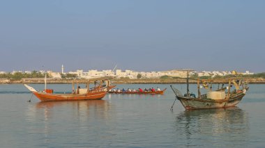 Yerel kürekçilerden oluşan bir ekip, BAE 'deki Ras al Khaimah deresi boyunca enerjik bir akşam sırasının keyfini çıkarıyor..