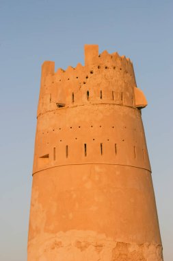 Birleşik Arap Emirlikleri 'ndeki Ras al Khaimah şehrine yaklaşan gözetleme kulelerinden biri..