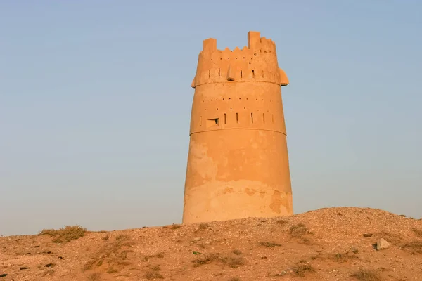 アラブ首長国連邦のラアス ハイマ市へのアプローチを守る時計塔の1つ 前景の貝の塚に注意 — ストック写真