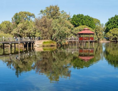 PERTH, AUSTRALYA - 18 Nisan 2022: Batı Avustralya, Kewdale 'deki Domates Gölü' nde taraçanın ve sahil yolunun tadını çıkaran kimliği belirsiz ziyaretçiler.