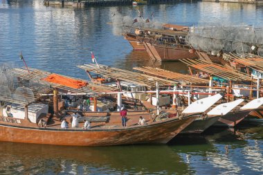 SHARJAH, BAE - 30 Aralık 2004: Geleneksel bir balıkçı teknesinin mürettebatı, gargur ya da balık tuzaklarıyla dolu, Birleşik Arap Emirlikleri 'ndeki Sharjah Köprüsü yakınlarında balık tutuyor..