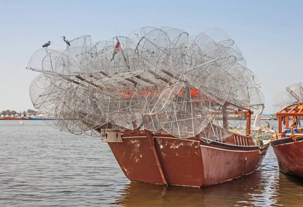 Traditional Fishing Dhow Laden Gargours Fish Traps Sharjah Bridge Sharjah — Stock Photo, Image