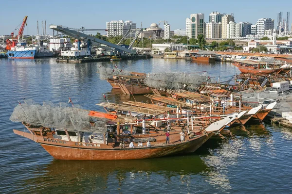 Sharjah Vae Dezember 2004 Die Besatzung Einer Traditionellen Fischerdhow Beladen — Stockfoto