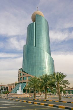 ŞARJAH, BAE - 13 Aralık 2004: BAE 'deki Etisalat Kulesi, İslami bir minare gibi tasarlandı ve Etisalat' ın binalarında bulunan ikonik golf topu benzeri kürenin tepesinde yer aldı..