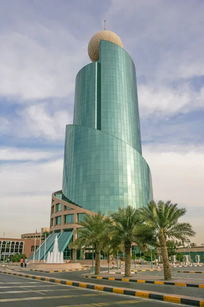 ŞARJAH, BAE - 13 Aralık 2004: BAE 'deki Etisalat Kulesi, İslami bir minare gibi tasarlandı ve Etisalat' ın binalarında bulunan ikonik golf topu benzeri kürenin tepesinde yer aldı..