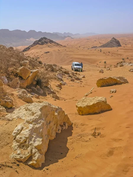 Sharjah Uae October 2004 Road Driver Takes Pause Ascending Jebel —  Fotos de Stock