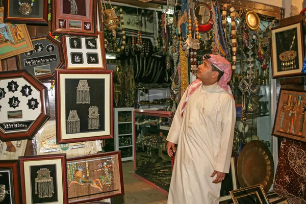 Sharjah Uae April 2005 Arab Customer Looking Curios Shop Sharjah — Foto de Stock
