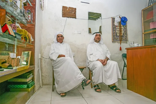 Sharjah Uae April 2005 Two Arab Men Relaxing Room City — Foto de Stock