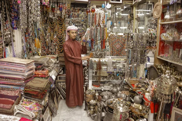 Sharjah Uae December 2004 Young Arab Man Selling Curios Shop — Foto de Stock