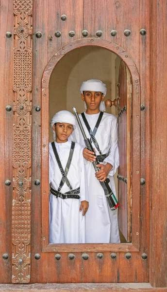 Sharjah Uae April 2005 Two Brothers National Dress Door Restored — Stock Photo, Image