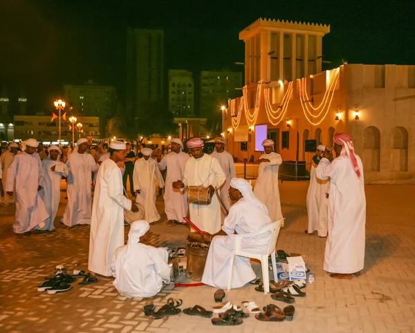 Sharjah Eae Április 2005 Arab Férfi Táncosok Zenészek Egy Csoportja — Stock Fotó