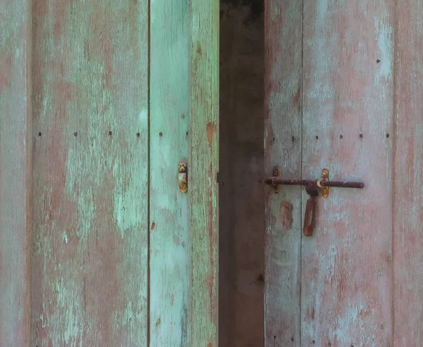 Πόρτα Μιας Παλιάς Ερειπωμένης Καντίνας Στο Tawi Fili Στο Εμιράτο — Φωτογραφία Αρχείου
