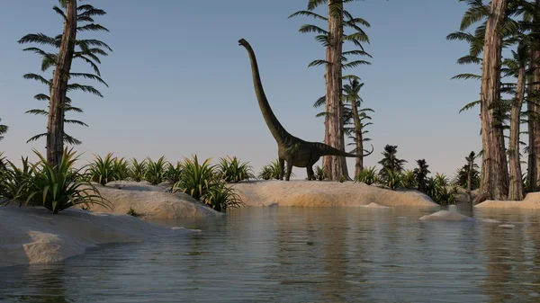 Mamenchisaurus perto do lago — Fotografia de Stock