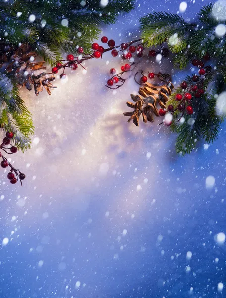 Blauer Schnee Weihnachten Hintergrund, Rahmen aus Tannenzweigen — Stockfoto