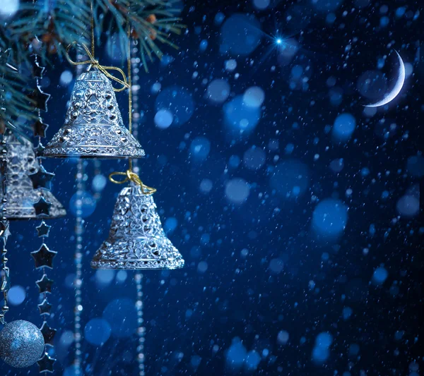 Umění sněhové Vánoční dekorace na modrém pozadí — Stock fotografie