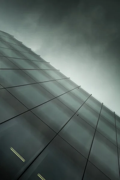 Arte edifício de negócios de vidro moderno à noite — Fotografia de Stock