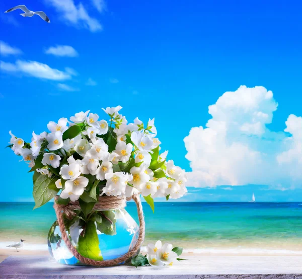 Мистецький морський пейзаж і квіти жасмину Стокова Картинка
