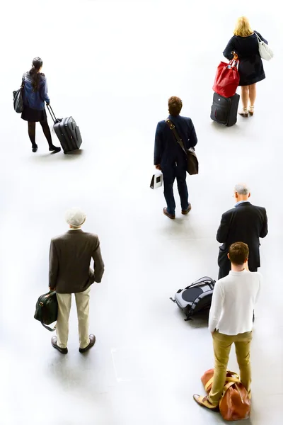 Kunstsilhouetten von Menschen auf Reisen. Abwarten — Stockfoto