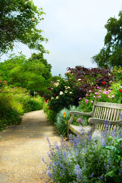 Kunst bloemen in de ochtend in een Engels park — Stockfoto