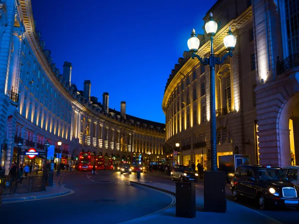 Arte Piccadilly Circus em Londres à noite — Fotografia de Stock