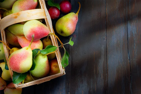 Arte abstracto diseño fondo frutas sobre un fondo de madera —  Fotos de Stock