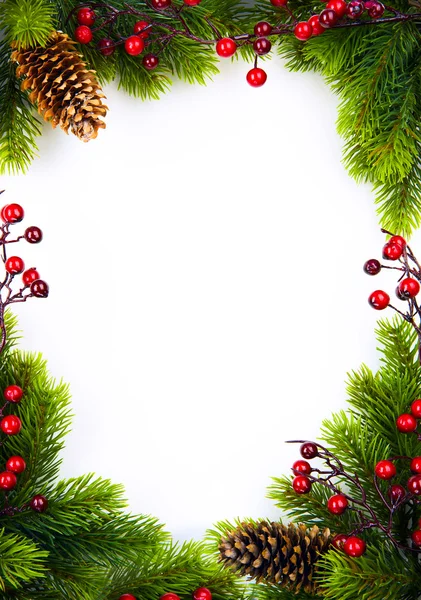 Kunst Kerstmis frame met Spar en holly berry op Witboek ba — Stockfoto