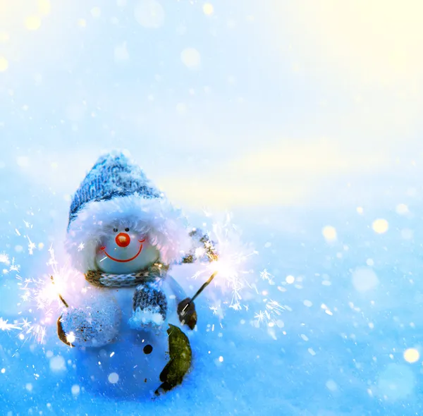 アート クリスマス雪だるまと花火で青い雪背景 — ストック写真