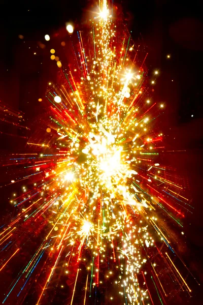 Abstrakte goldene Licht Weihnachtsbaum auf rotem Hintergrund — Stockfoto