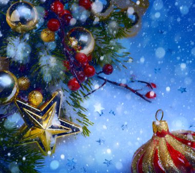 Sanat Noel arka plan kırmızı bir süs, çilek ve köknar içinde