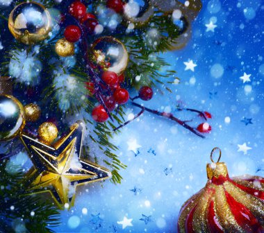 Sanat Noel arka plan kırmızı bir süs, çilek ve köknar içinde