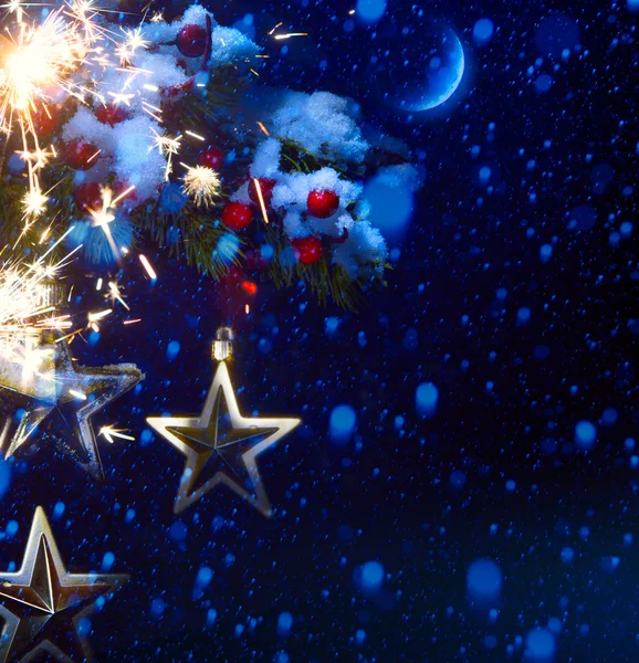 Noche de Navidad - fondo con rama de árbol y estrellas en el s — Foto de Stock