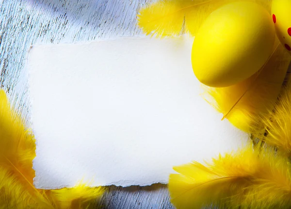 Oeufs de Pâques Art et carte de papier sur bois rustique — Photo