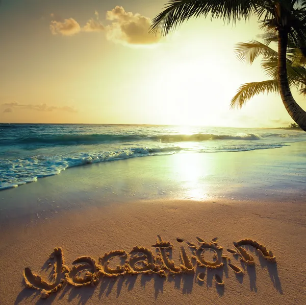 Art Summer vacation concept--vacation text on a sandy ocean beac — Stock Photo, Image