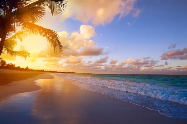 Arte Nascer do sol bonito sobre a praia tropical — Fotografia de Stock