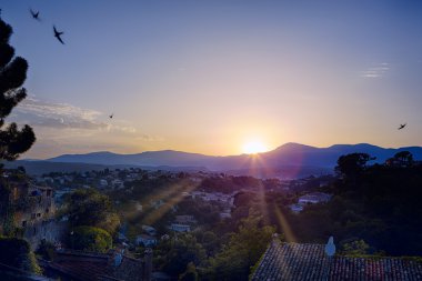 Sanat güzel eski şehir, provence üzerinde akşam