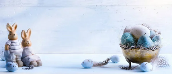 Искусство Счастливой Пасхи Пасхальные Яйца Пасхальный Кролик Синем Фоне Стола — стоковое фото