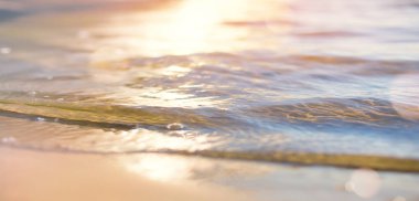 Soyut yaz tatili geçmişi. Bokeh gün batımı yaz deniz fenerinde