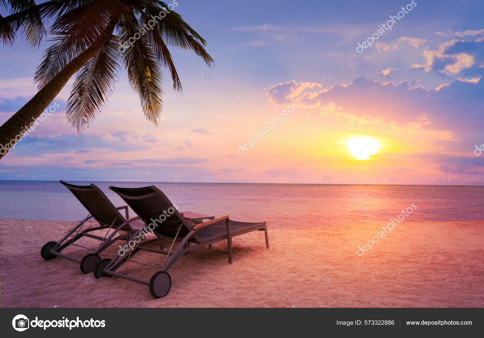 Puesta Sol Sobre Playa Tropical Paradisíaca Con Una Tumbona Frente — Foto  de stock #573322886 © Konstanttin, image size:1600x1118
